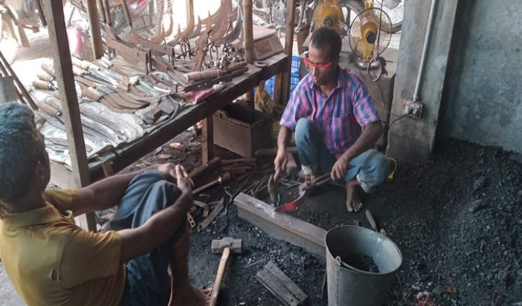 কোরবানির ঈদকে ঘিরে ব্যস্ততা বেড়েছে কামাড় পাড়ায়