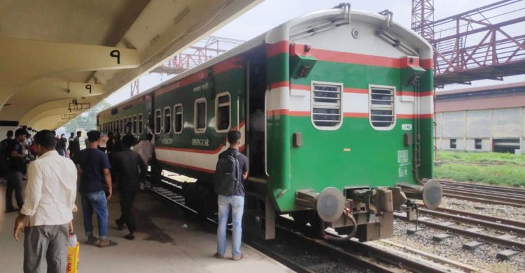 একতা এক্সপ্রেস একটি বগি রেখেই স্টেশন ছেড়ে চলে গেলো, বিপাকে যাত্রীরা