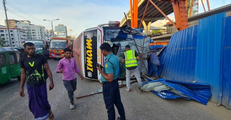 বনানীতে বাস উল্টে প্রাণ গেল পথচারীর 