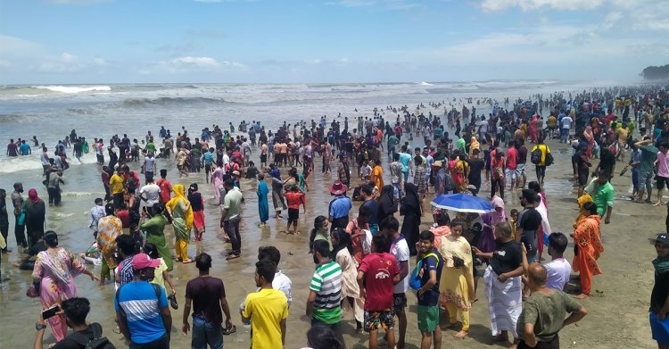  ঈদের পরে কক্সবাজার সৈকতে বাড়ছে পর্যটকের ভিড়