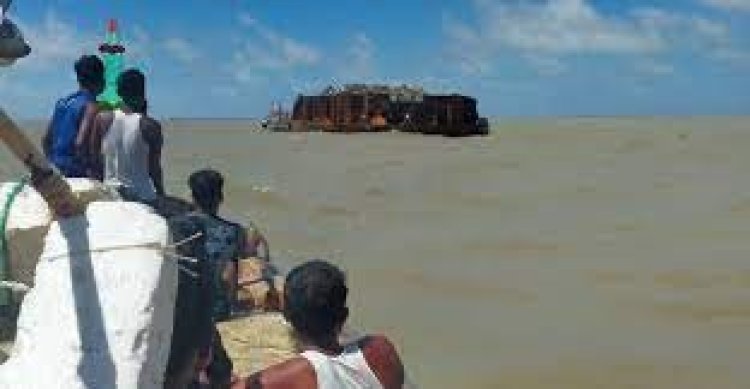 চরফ্যাশনে ভেসে এলো পাথরবোঝাই বিদেশি জাহাজের বার্জ