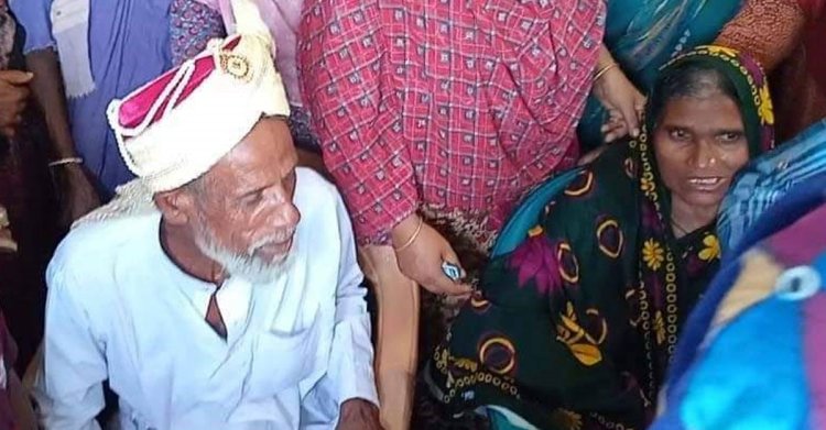 বিয়ের ৫০ বছর পর অনুষ্ঠান করলেন বৃদ্ধ দম্পতি