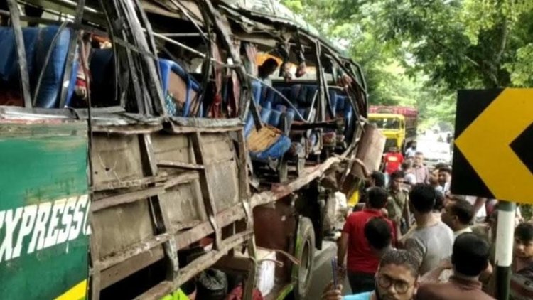 বাগেরহাটে বাস নিয়ন্ত্রণ হারিয়ে গাছে ধাক্কায় নিহত ২