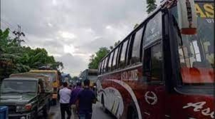 ঢাকা-চট্টগ্রাম মহাসড়কে লরি উল্টে ৩০ কিমি থেমে থেমে যানজট