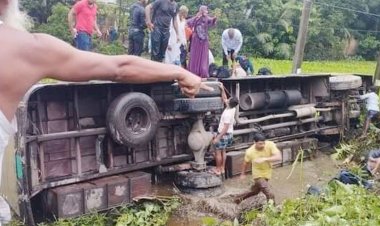 লক্ষ্মীপুরে নিয়ন্ত্রণ হারিয়ে বাস খালে, সুপারভাইজার নিহত