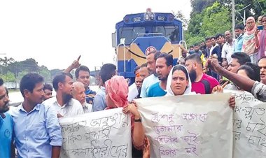 দিনাজপুর রেল স্টেশনে এক সরকারি কর্মকর্তার টিকিট চেকিংয়ের নামে ঘটে গেছে তুলকালাম কাণ্ড