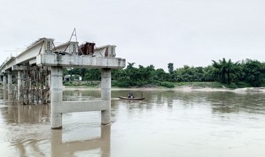 কাঁকড়া নদীর ওপর চার বছরেও হয়নি ১৫ কোটি টাকার সেতু, খোঁজ নেই ঠিকাদারের