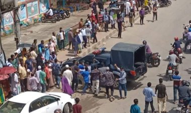 জ্বালানি তেলের মূল্যবৃদ্ধির প্রতিবাদে শ্যামলীতে বিক্ষোভ, পুলিশের গাড়ি ভাঙচুর