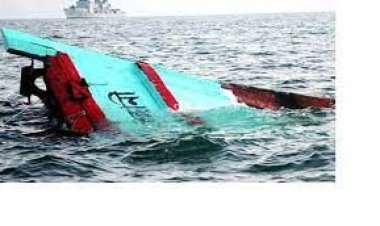 ফতুল্লায় বাল্কহেডের ধাক্কায় যাত্রীবাহী ট্রলারডুবি