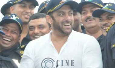  নৌসেনাদের আড্ডায় সালমান খান