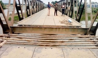 বগুড়ায় সেতুর পাটাতন ভেঙে যান চলাচল বন্ধ