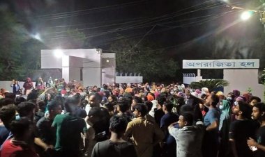 খুলনা বিশ্ববিদ্যালয়ে মধ্যরাতে ছাত্রীদের বিক্ষোভ