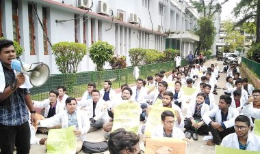 শের-ই-বাংলা মেডিকেলে অধ্যক্ষের কার্যালয় ঘেরাও করে বিক্ষোভ