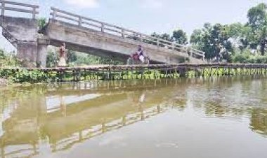 ৫ বছর আগে ভেঙে গেছে সেতু, এখন পাশের বাঁশের সাঁকোই ভরসা