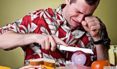 পেঁয়াজ কাটলেই চোখে পানি আসে? কয়েকটি টোটকায় সমস্যার সমাধান