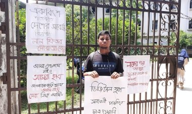 ৮ দফা দাবিতে ঢাবি ছাত্রের অবস্থান কর্মসূচি