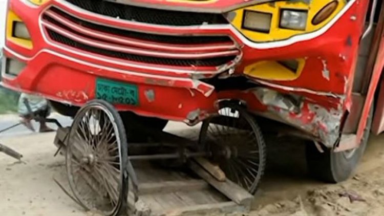 চাপা দিয়ে আধা কিলোমিটার ভ্যান নিয়ে গেলো বাস, নিহত ২