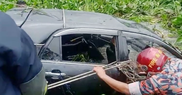 মহাদেবপুরে প্রাইভেট কার নিয়ন্ত্রণ হারিয়ে খালে, স্বামী-স্ত্রী নিহত