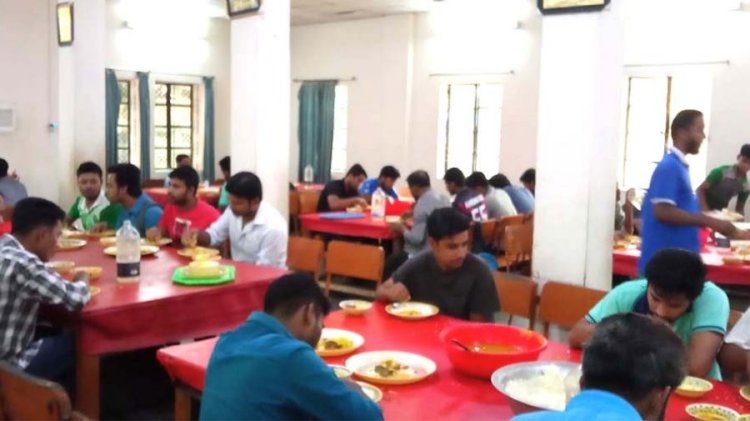 ঢাবির হলগুলোতে খাবারের দাম বাড়লেও কমেছে মান