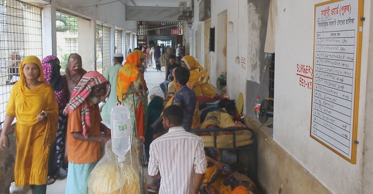 কর্মবিরতিতে পাবনা জেনারেল হাসপাতালের ইন্টার্ন চিকিৎসকরা