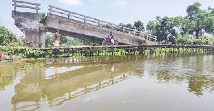 ৫ বছর আগে ভেঙে গেছে সেতু, এখন পাশের বাঁশের সাঁকোই ভরসা
