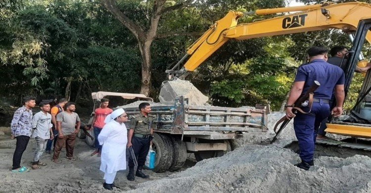 নদী তীর রক্ষা বাঁধের ক্ষতি করে বালু উত্তোলন, ২ ব্যবসায়ীর জেল