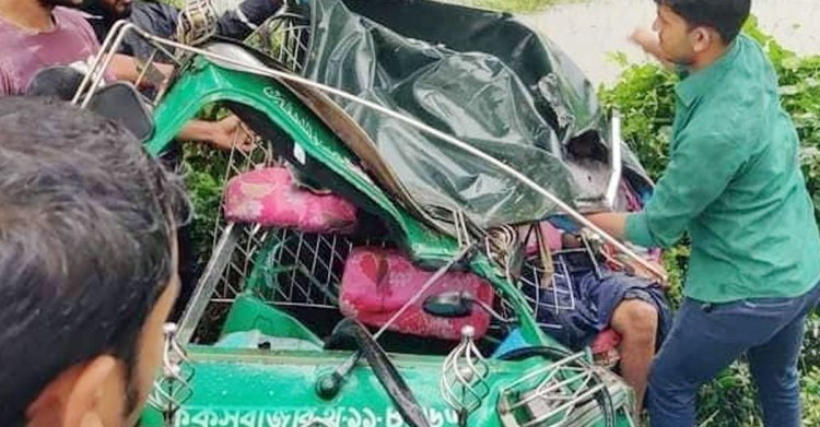 উখিয়ায় ট্রাকচাপায় অটোরিকশার ৪ যাত্রী নিহত