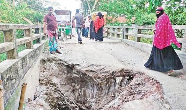 মুন্সিগঞ্জের লৌহজং সংযোগ সড়কে গভীর খাদ, হেঁটে সেতু পার
