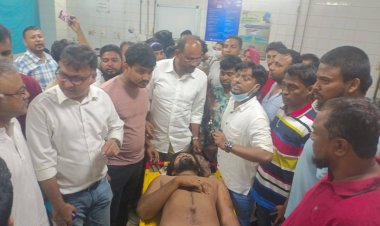 পুলিশের গুলিতে আহতদের ঢামেকে দেখতে গেলেন টুকু