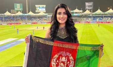 গ্যালারিতে আফগানিস্তানের পতাকা হাতে কে এই সুন্দরী