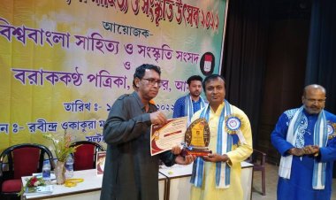 কলকাতায় বিভূতিভূষণ স্মৃতি পদক পেলেন বাংলাদেশের উমর ফারুক