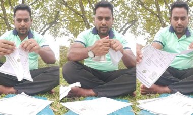 চাকরি না পেয়ে হতাশ, ফেসবুক লাইভে একাডেমিক সনদপত্র ছিঁড়লেন যুবক