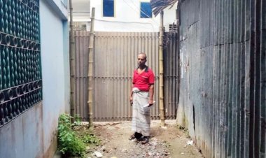 চলাচলের রাস্তায় টিনের বেড়া, দুদিন ধরে অবরুদ্ধ তিন পরিবার