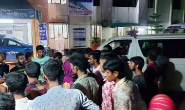 বিচারের দাবিতে ছেলের লাশ নিয়ে থানায় বাবা