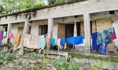 ২১ বছর ধরে স্কুল বন্ধ, এখন বসবাস করছে বেদে পরিবার