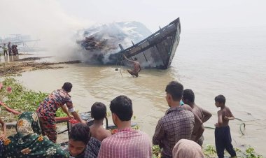 চাঁদা না পেয়ে পাটকাঠিবোঝাই ট্রলারে আগুন দিলো দুর্বৃত্তরা
