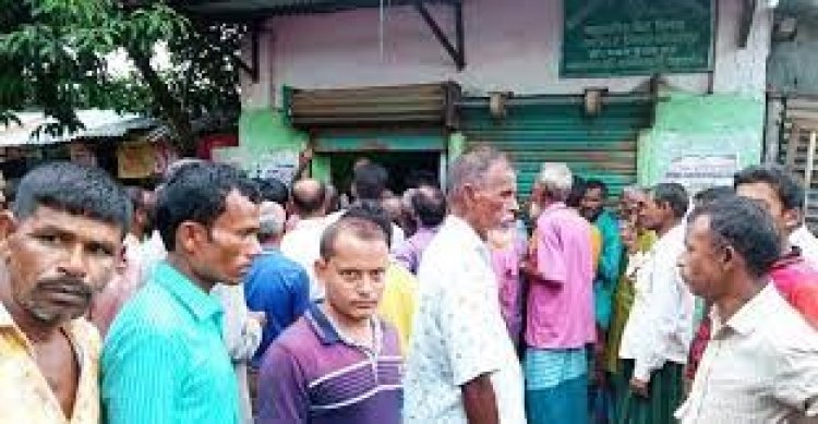 সার সংকট: ‘চাল-ডালের দরকার নেই, ইউরিয়া-পটাশ খেয়ে বাঁচেন’