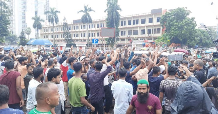  গুলিস্তানে উচ্ছেদ অভিযান শুরু হতেই হকারদের বিক্ষোভ