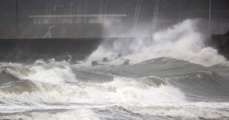শক্তিশালী টাইফুনের আঘাত, লন্ডভন্ড জাপানের উপকূল