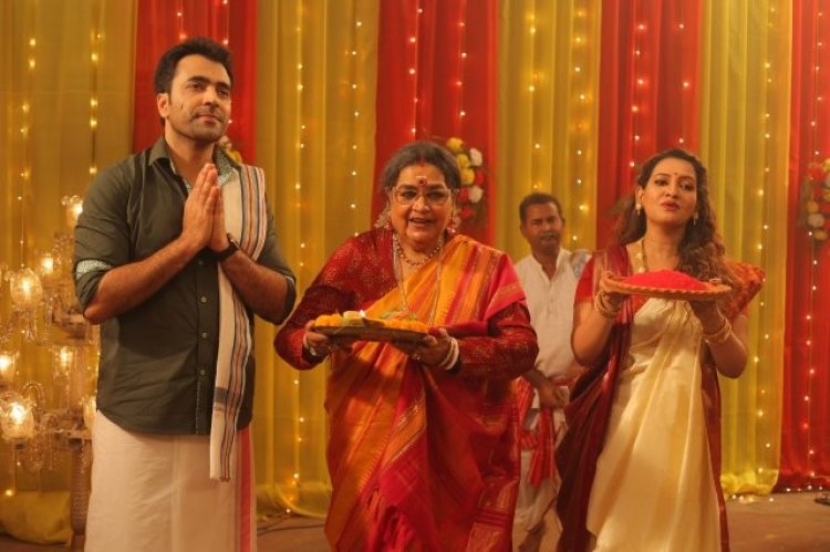  ঊষা-আবিরের সঙ্গে কী করছেন সিঁথি সাহা?