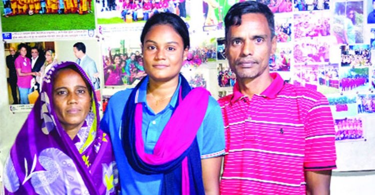 সাফজয়ী ফুটবলার আঁখির বাবাকে পুলিশের হুমকি
