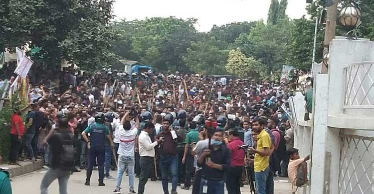 হাজারীবাগে আওয়ামী লীগ-বিএনপির ধাওয়া-পাল্টা ধাওয়া