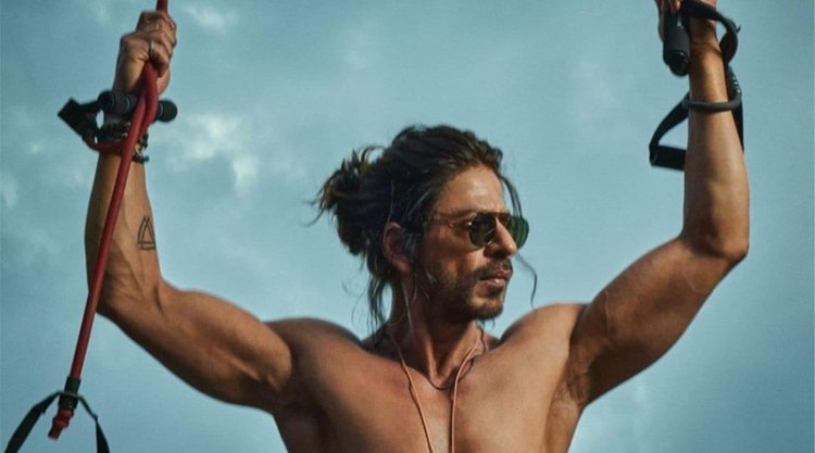  ‘পাঠান’ লুকে শার্টলেস শাহরুখ