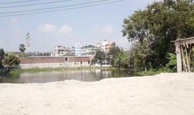 রাতের আঁধারে স্কুলের শতবর্ষী পুকুর ভরাট