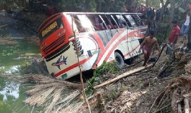 বাস নিয়ন্ত্রণ হারিয়ে গাছের সঙ্গে ধাক্কা, পুলিশসহ প্রাণ গেল ৪ জনের
