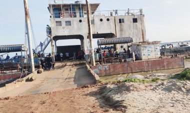 দৌলতদিয়া ঘাটে যাত্রী-যানবাহনের অপেক্ষায় ফেরি