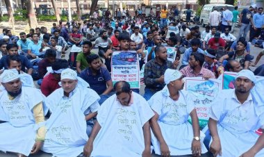 কমলাপুর রেলস্টেশনে শ্রমিকদের বিক্ষোভ