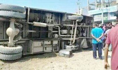 কুষ্টিয়ায় বাস উল্টে প্রাণ গেল দুই তরুণীর