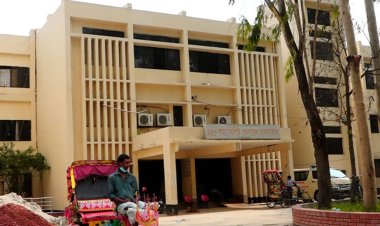 ট্রাকের পেছনে মাইক্রোবাসের ধাক্কা, দুই পু‌লিশসহ নিহত ৩