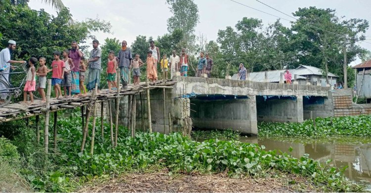 দেড় বছর ধরে বন্ধ সেতুর নির্মাণকাজ, হাজারো মানুষের ভোগান্তি